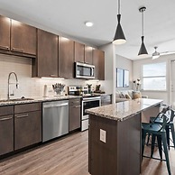 Cozy 1BR King Suite Close to Downtown w Fast Wifi