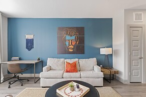 Serene 1BR King Suite Close to Downtown w Fast Wifi