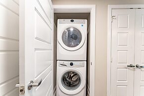 Serene 1BR King Suite Close to Downtown w Fast Wifi