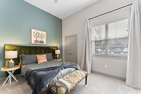 Grand 1BR King Suite Close to Downtown w Fast Wifi