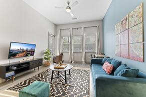 Grand 1BR King Suite Close to Downtown w Fast Wifi