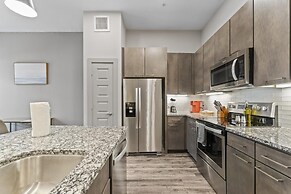 Upscale 1BR King Suite Close to Downtown w Fast Wifi