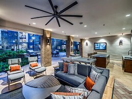 Upscale 1BR King Suite Close to Downtown w Fast Wifi