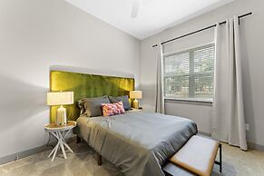 Upscale 1BR King Suite Close to Downtown w Fast Wifi