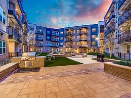 Upscale 1BR King Suite Close to Downtown w Fast Wifi