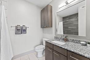 Upscale 1BR King Suite Close to Downtown w Fast Wifi