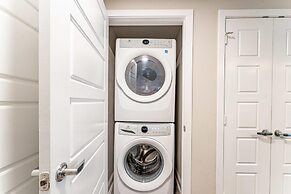 Upscale 1BR King Suite Close to Downtown w Fast Wifi