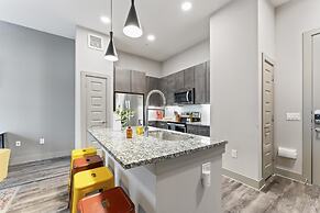 Upscale 1BR King Suite Close to Downtown w Fast Wifi