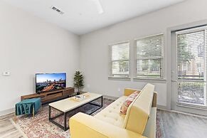 Upscale 1BR King Suite Close to Downtown w Fast Wifi