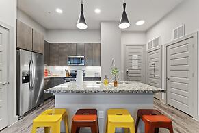 Upscale 1BR King Suite Close to Downtown w Fast Wifi