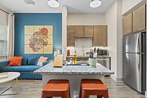 Tranquil 1BR King Suite Close to Downtown w Fast Wifi