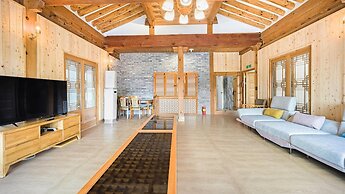 Gangneung Booyoonok Hanok Pension