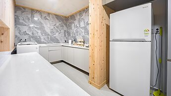 Gangneung Booyoonok Hanok Pension