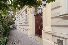 Czapskich Apartment by Renters