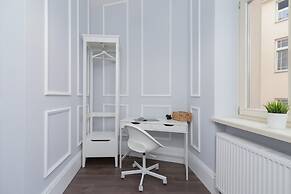 Czapskich Apartment by Renters