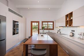 Azatis Luxury Villa