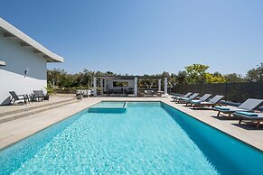 Azatis Luxury Villa