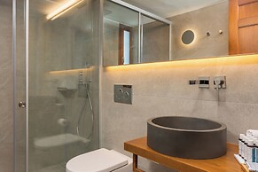 Azatis Luxury Villa