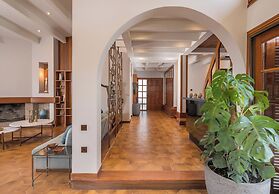 Azatis Luxury Villa