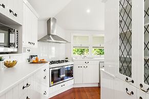 Family Home in Balmoral - Family Stays