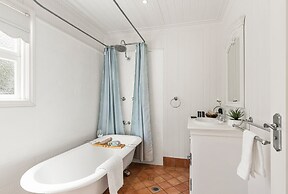 Family Home in Balmoral - Family Stays