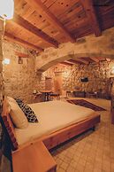 Pinhan Cave Suites