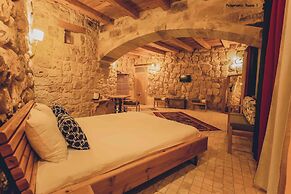 Pinhan Cave Suites