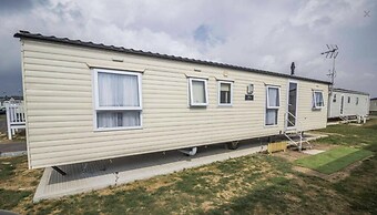 Impeccable 4-bed Caravan in Clacton-on-sea