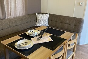 Caravan - Sleeps 10 - Pet Friendly - Parking