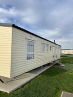 Impeccable 4-bed Caravan in Clacton-on-sea