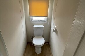 Caravan - Sleeps 10 - Pet Friendly - Parking