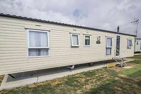 Caravan - Sleeps 10 - Pet Friendly - Parking