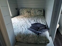 Glamping Hut - Sleeps 2, hot tub & Parking