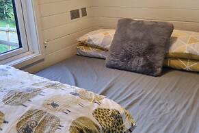 Glamping Hut - Sleeps 2, hot tub & Parking