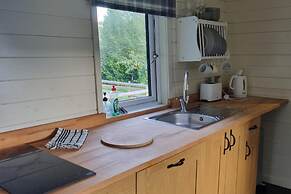 Glamping Hut - Sleeps 2, hot tub & Parking