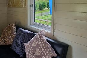 Glamping Hut - Sleeps 2, hot tub & Parking