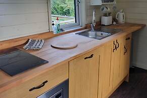 Glamping Hut - Sleeps 2, hot tub & Parking