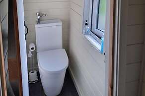 Glamping Hut - Sleeps 2, hot tub & Parking