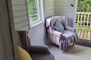 Glamping Hut - Sleeps 2, hot tub & Parking