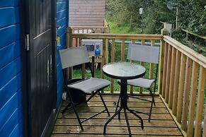 Glamping Hut - Sleeps 2, hot tub & Parking