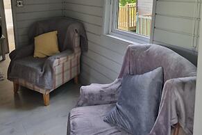 Glamping Hut - Sleeps 2, hot tub & Parking