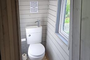 Glamping Hut - Sleeps 2, hot tub & Parking