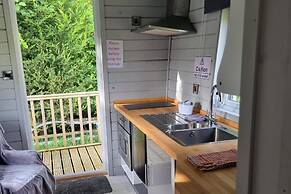 Glamping Hut - Sleeps 2, hot tub & Parking