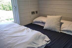 Glamping Hut - Sleeps 2, hot tub & Parking
