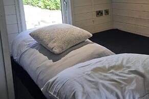 Glamping Hut - Sleeps 2, hot tub & Parking