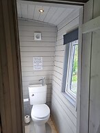 Glamping Hut - Riverside 6