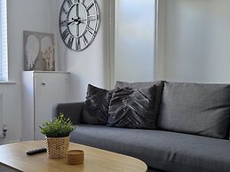 Modern Spacious 2 br House in Leigh, Free Parking