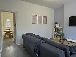 Modern Spacious 2 br House in Leigh, Free Parking