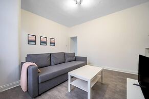 Modern Spacious 2 Bedroom House in Leigh