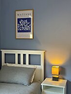 Modern Spacious 2 br House in Leigh, Free Parking